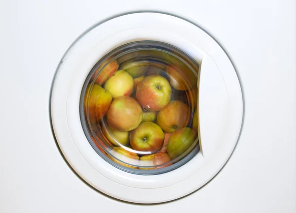 Manzanas en lavadora Fotos de stock libres de derechos