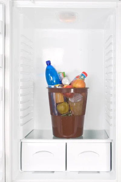 냉장고에 소비자 바구니 스톡 사진