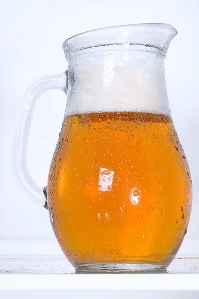 Una jarra de cerveza en el refrigerador Imágenes de stock libres de derechos