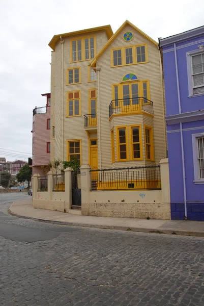 Casa colorida em Valparaiso, Chile — Fotografia de Stock