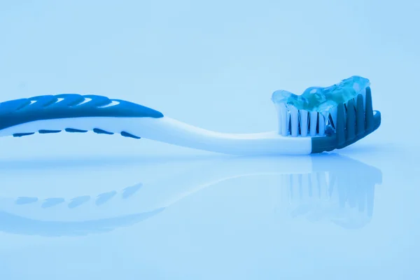 Cepillo de dientes en azul — Foto de Stock