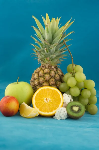 Vruchten op blauw — Stockfoto