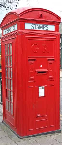 Caja de teléfono roja combinada y buzón — Foto de Stock