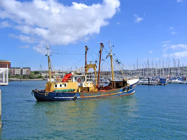 Fisketrålare lämnar plymouth hamnen — Stockfoto