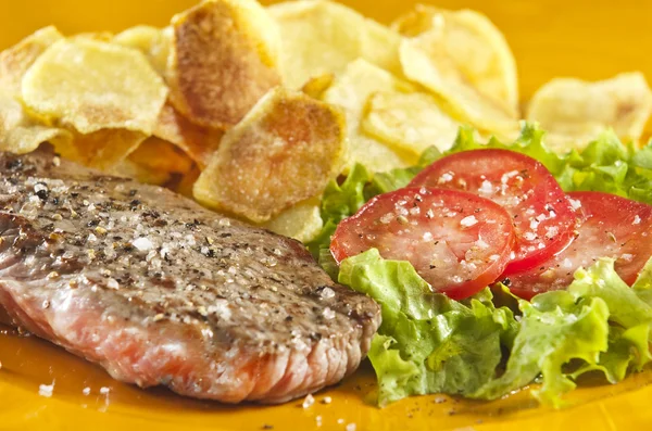 Biefstuk en chips — Stockfoto