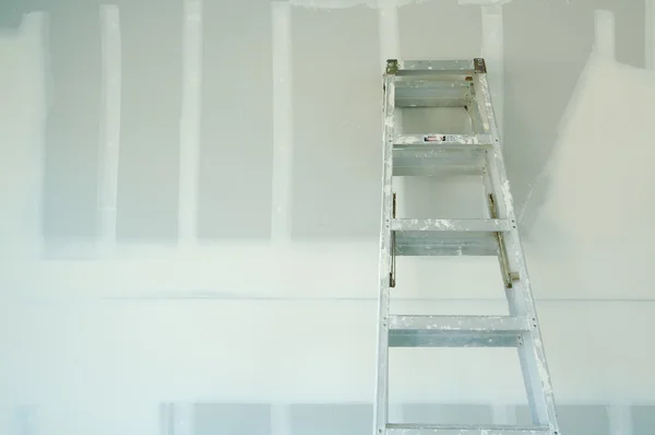 Nieuwe sheetrock gipsplaten en ladder — Stockfoto