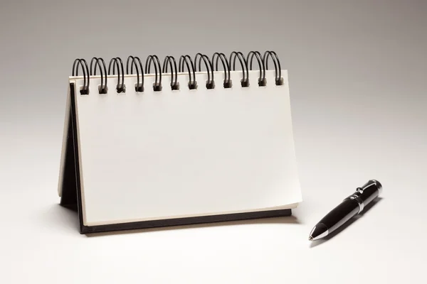 Almofada de nota espiral em branco e caneta — Fotografia de Stock