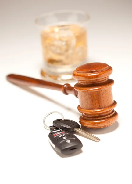 Gavel, bebida alcoólica e chaves do carro — Fotografia de Stock