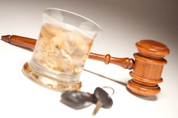 Gavel, bebida alcohólica y llaves del coche — Foto de Stock