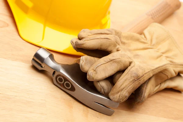Yellow Hard Hat, Gloves and Hammer — Stock Photo, Image