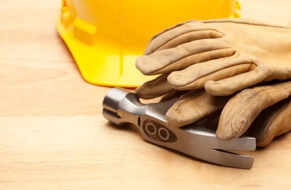 Yellow Hard Hat, Gloves and Hammer — Stock Photo, Image