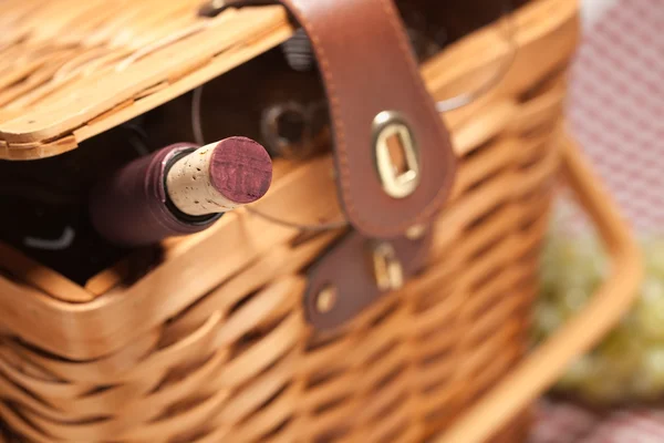 Picknickmand, fles wijn en glazen — Stockfoto