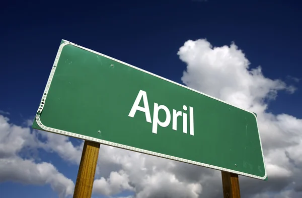 April groene verkeersbord op wolken — Stockfoto