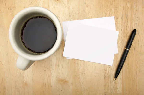 Blanko-Zettelkarte, Kugelschreiber, Kaffee auf Holz — Stockfoto