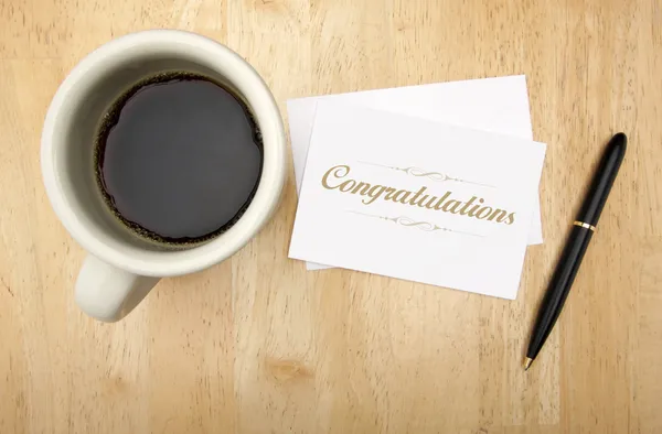 Συγχαρητήρια Σημειώστε κάρτα, στυλό, καφέ — Φωτογραφία Αρχείου