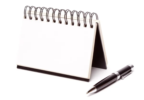 Almofada de nota espiral em branco e caneta isolada — Fotografia de Stock