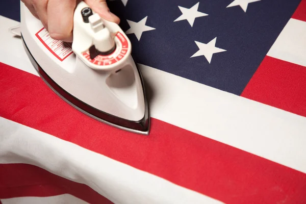 Die Falten in der US-Flagge ausbügeln — Stockfoto