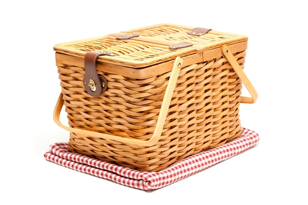 Picknickkorb und gefaltete Decke isolieren — Stockfoto