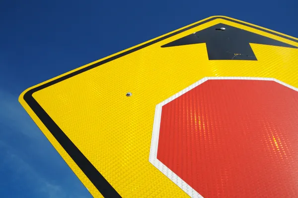 Stop Ahead Sign Abstrato em um céu azul — Fotografia de Stock