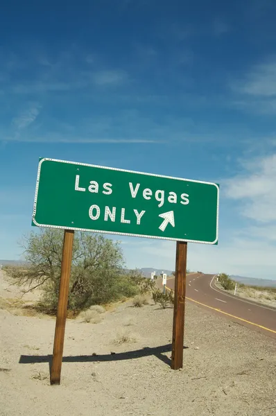 Las Vegas Road Sign nel deserto — Foto Stock