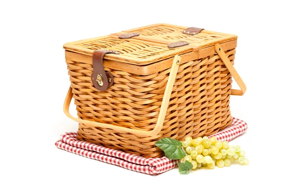 Piknik kosár, a szőlő és a hajtogatott takaró — Stock Fotó