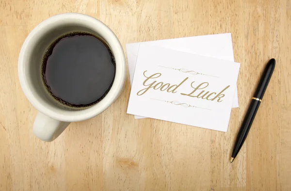 Tarjeta de buena suerte, pluma y taza de café —  Fotos de Stock