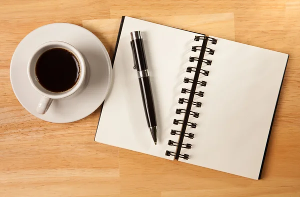 Almofada de nota espiral em branco, café e caneta — Fotografia de Stock