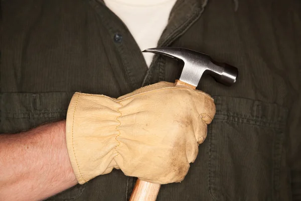 Καυκάσιος άνθρωπος με γάντια και σφυρί — Φωτογραφία Αρχείου