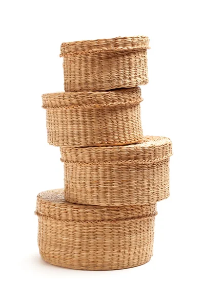 Stapel van verschillende grootte rieten manden — Stockfoto
