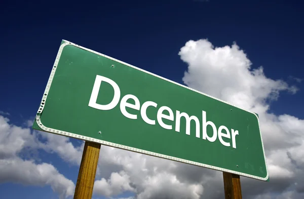 Aralık yeşil yol levhası — Stok fotoğraf