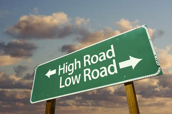 Wysokie i niskie drodze zielony znak drogowy — Zdjęcie stockowe