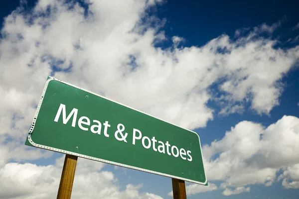 肉和土豆绿色道路标志 — 图库照片