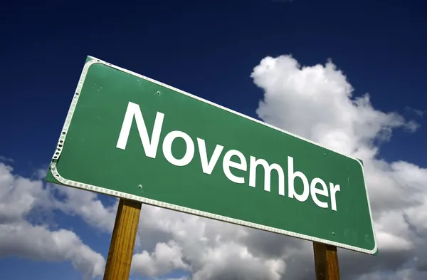 November groene verkeersbord — Stockfoto