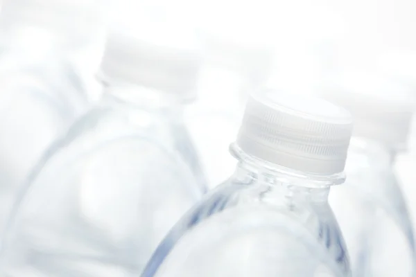 Абстрактное изображение бутылок с водой — стоковое фото
