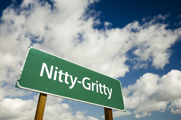 Знак "Nitty-Gritty Road" с драматическим клипом — стоковое фото