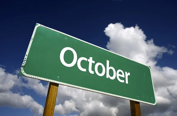 10 月绿色道路标志 — 图库照片