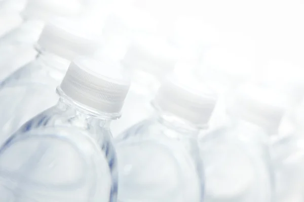 Абстрактное изображение бутылок с водой — стоковое фото