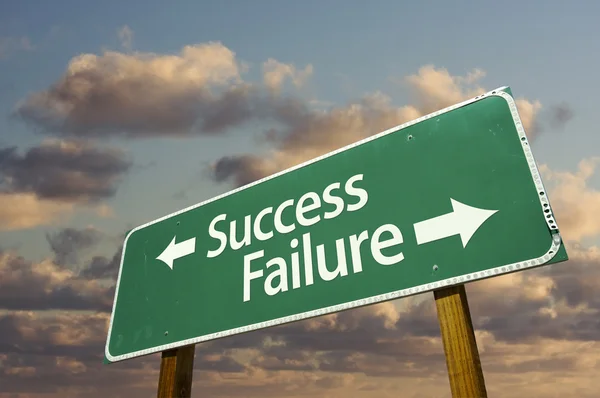 Başarı ve başarısızlık yeşil yol levhası — Stok fotoğraf