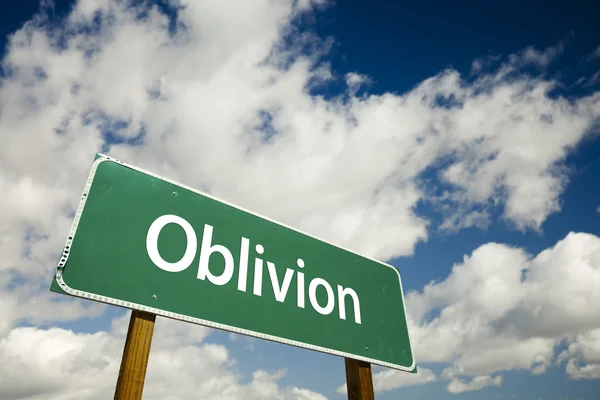Oblivion yol işaret dramatik bulutlar ile — Stok fotoğraf