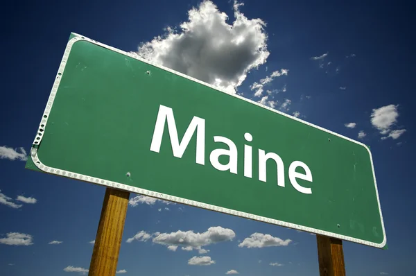 Maine groene verkeersbord op lucht en de wolken — Stockfoto