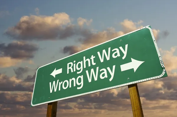 Right and Wrong Way Green Road Sign — Stock Photo, Image
