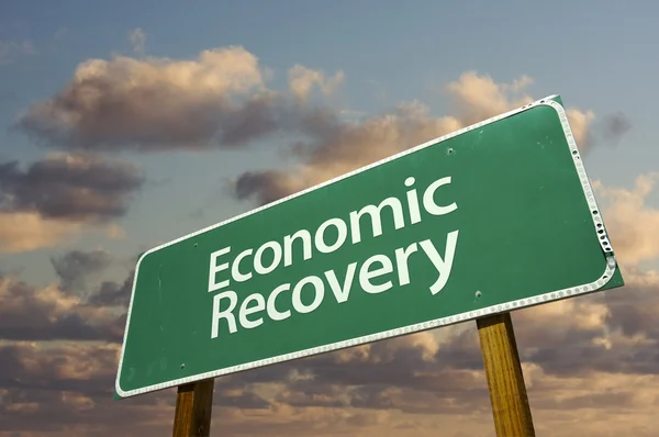Ekonomisk återhämtning gröna Vägmärke — Stockfoto
