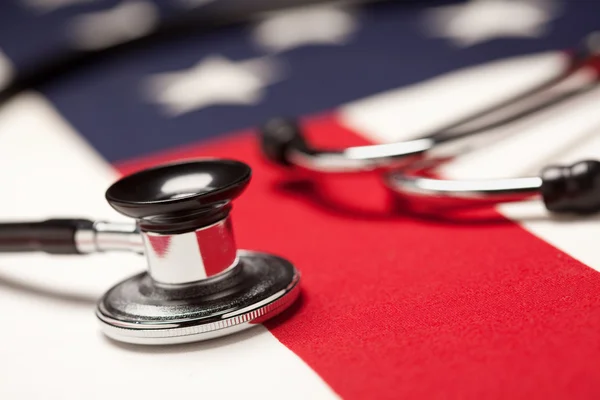 Stetoskop på amerikanska flaggan — Stockfoto