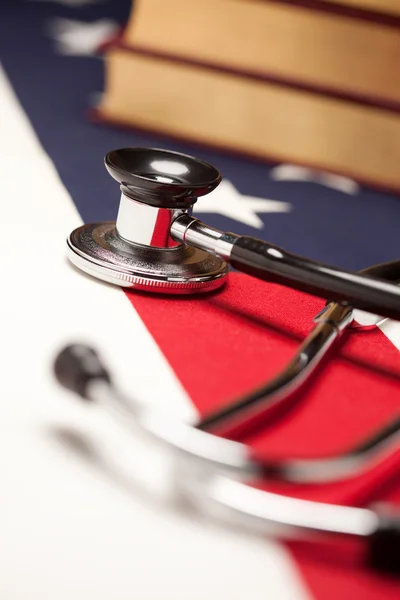 Stetoskop på amerikanska flaggan med böcker — Stockfoto