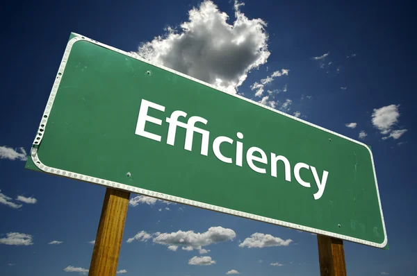 Efficienza Green Road Sign on Clouds — Foto Stock