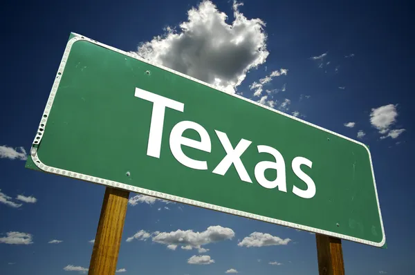 Texas sinal de estrada sobre céu e nuvens — Fotografia de Stock