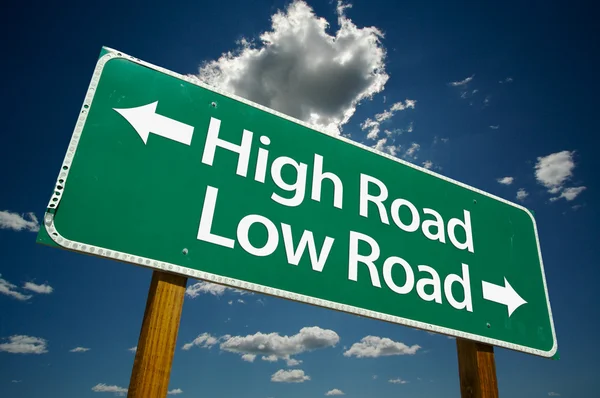 High Road, Low Road - дорожный знак — стоковое фото
