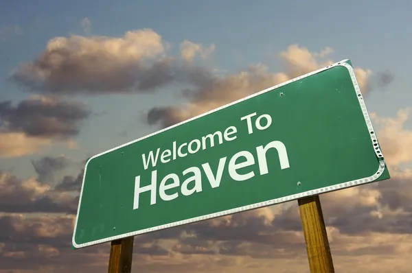 Добро пожаловать в Heaven Green Road Sign with d — стоковое фото