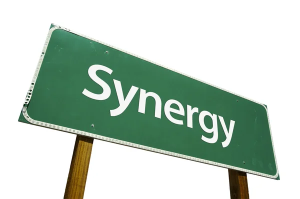Synergy Vägmärke med urklippsbana — Stockfoto