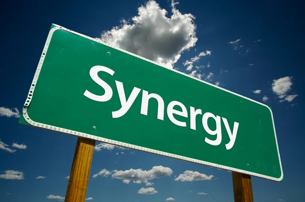 Znak drogowy synergii — Zdjęcie stockowe